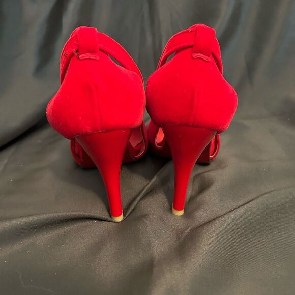Women’s red velvet cut out heels size 7.5 - Picture 6 of 10